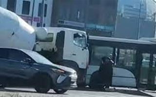 В Астане произошло столкновение бетономешалки и автобуса 