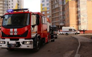 В Усть-Каменогорске пожарные спасли из задымленного дома 13 человек 