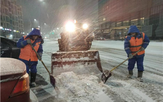 Более 2000 рабочих очищают улицы столицы от снега и льда