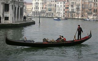 Как туристы в Венеции перевернули гондолу