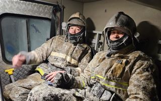 В Акмолинской области огнеборцы покрылись льдом после тушения пожара в минус 40