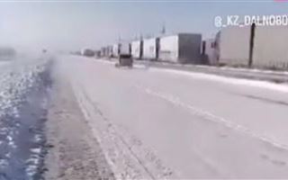 На трассе Алматы - Тараз застряли фуры, дальнобойщики просят помощи