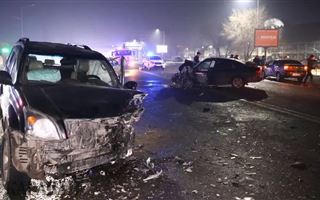В массовом ДТП в Алматы пострадали семь человек 
