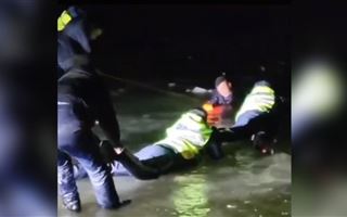 Провалились под лед: двух человек спасли полицейские Атырауской области 