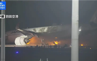 В Токио самолет загорелся при посадке