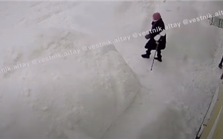 В ВКО на пожилую женщину рухнул снег с крыши