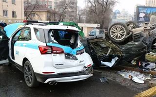 В Алматы случилась авария с участием полиции 
