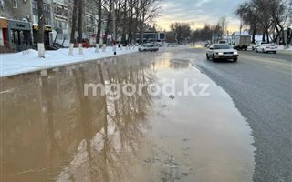 Из-за аварии на трубопроводе в Уральске подтопило несколько улиц 