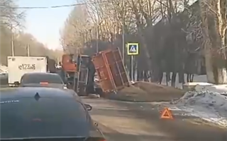 Прицеп опрокинулся у грузовика во время движения в Усть-Каменогорске