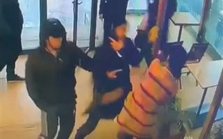 В Шымкенте в одном из кафе мужчина напал на сотрудницу общепита и избил ее