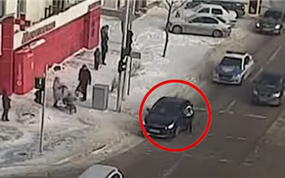 В столице пьяный водитель протащил полицейского на своей машине
