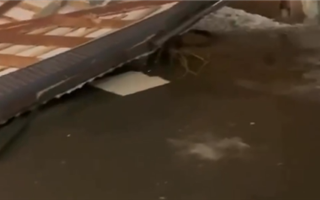  Штормовой ветер сорвал крышу здания в Астане - видео
