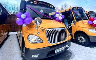 Школы в ВКО получили новые автобусы