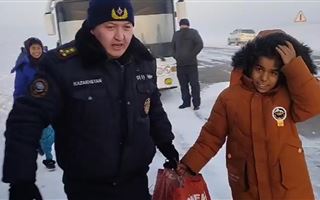 В Акмолинской области спасатели эвакуировали с трассы почти 200 иностранцев