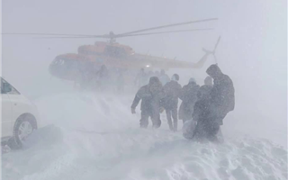 На вертолете спасают людей с заметенных снегом трасс в области Абай