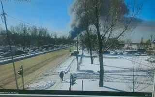 Склад на барахолке горит в Алматы