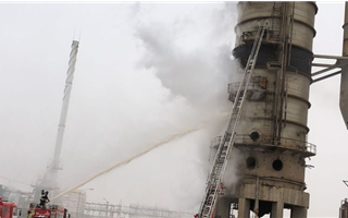 В Актау загорелась и рухнула огромная башня с химическими отходами
