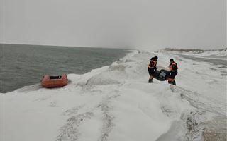 На Капчагае рыбака унесло на льдине