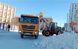В столице на уборку снега вышли более 2,3 тысяч дорожных рабочих