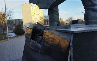 Постамент памятника за 65 млн тенге разваливается в Актау