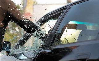В столице пьяный мужчина разбил стекла чужой машины