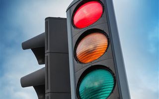 Полиция предупреждает о запрете проезда на желтый сигнал светофора