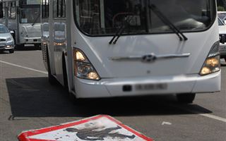 Пассажирский автобус раздавил женщину на пешеходном перекрестке в Шымкенте