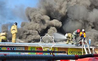 На рынке в Таразе горят складские помещения