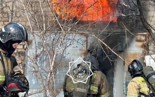 Пожарные Астаны вынесли из горящего цеха два газовых баллона