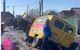 Машина скорой помощи застряла в грязи на одной из улиц в Караганде