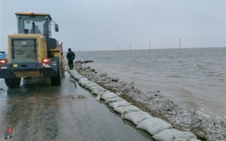 В ЗКО часть дороги части дороги "Самара-Шымкент" затопило талыми водами
