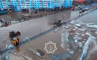В Актобе река затопила главную улицу