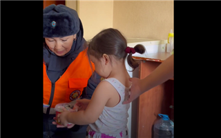 Психологи работают с эвакуированными из-за паводков казахстанцами в ЗКО
