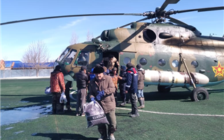 Военные летчики доставили в кризисные районы более десяти тонн гуманитарной помощи