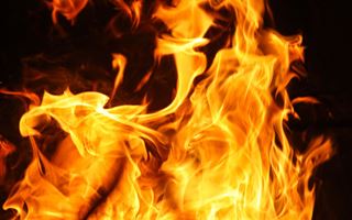 В Акмолинской области спасатели  вытащили 2 газовых баллона из пожара