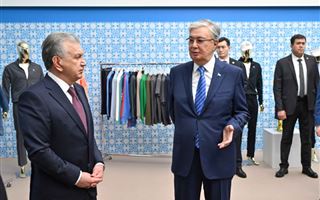 Касым-Жомарт Токаев и Шавкат Мирзиёев осмотрели выставку промышленных товаров Узбекистана