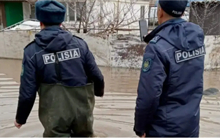Казахстанские полицейские охраняют более 9 тысяч домов, покинутых из-за паводков