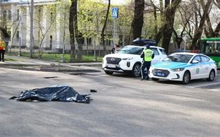 Пассажирский автобус насмерть сбил пожилую женщину в Алматы