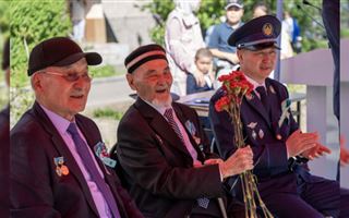 Парад во дворе ветерана ВОВ Курмата Рахимова провели полицейские в ВКО