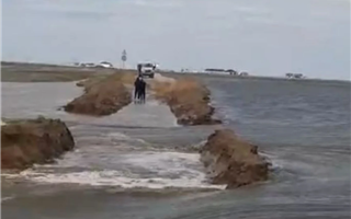 Паводковыми водами затопило дорогу из Атырау в Уральск