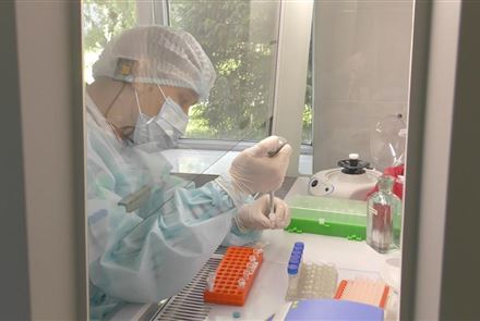 Опасность за стеклом: как обследуют военнослужащих на коронавирус в специальной лаборатории