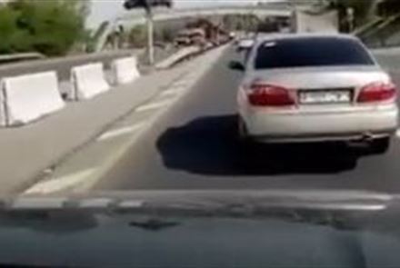 Разборки с резко тормозящим водителем попали на видео в Алматы