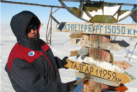 Казахстанец прибил в Антарктиде указатель о расстоянии до Талгара