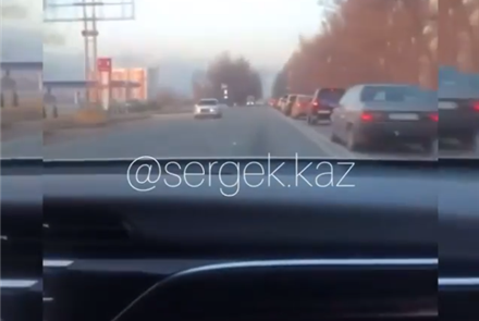 Казахстанцев возмутило видео, на котором водитель объезжает пробку по встречной полосе 