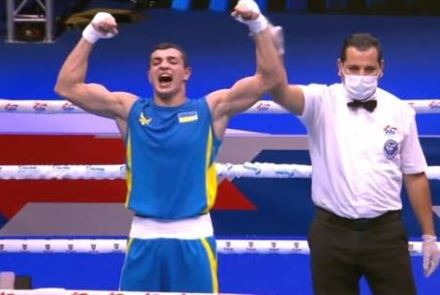 Обидчик казахстанского боксера из Украины разгромил россиянина в финале чемпионата мира по боксу
