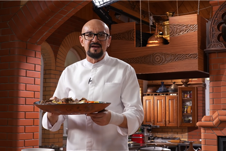 Культовый российский кулинар обещал никогда не готовить казахский бешбармак после массированной критики, но снова сделал это