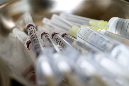 В Казахстане намного больше заболевших коронавирусом, чем в Узбекистане, но меньше вакцинированных