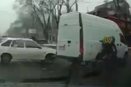В Алматы микроавтобус столкнулся с доставщиком - видео