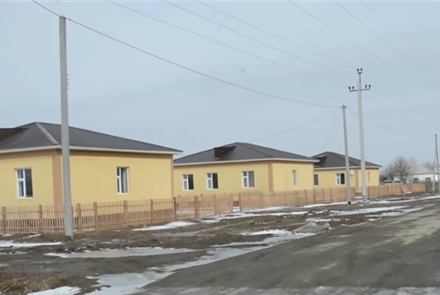 Жители Кызылординской области обвинили сельского акима в том, что он отдал бюджетные дома родственникам