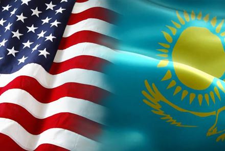 Москва не планирует втягивать Казахстан в конфликт с Западом, но была бы расстроена введением санкций от своего союзника - эксперт
